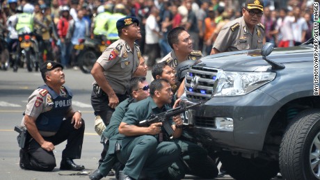 印尼警員與恐怖份子爆發槍戰。